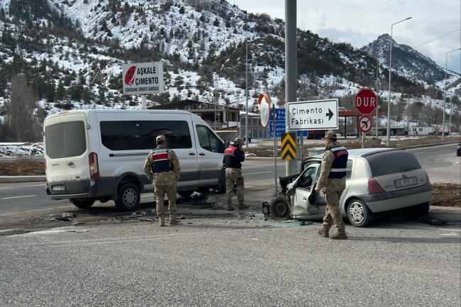 Gümüşhane’de otomobille servis minibüsü çarpıştı: 4 yaralı