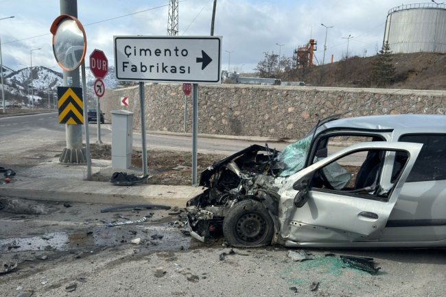 Gümüşhane’de otomobille servis minibüsü çarpıştı: 4 yaralı