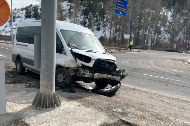 Gümüşhane’de otomobille servis minibüsü çarpıştı: 4 yaralı