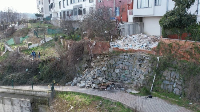 Okul yolunda bulunan istinat duvarı çöktü