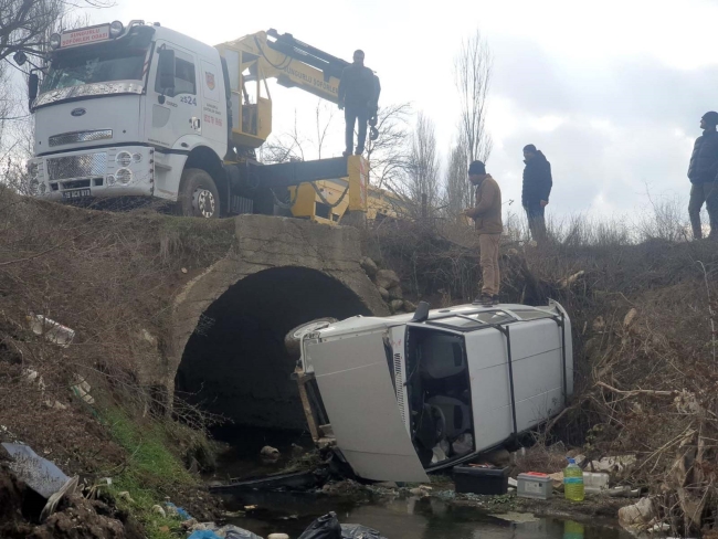 Tofaş otomobil menfeze uçtu: 1 yaralı