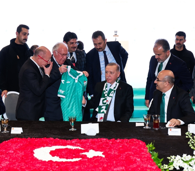 Bursaspor Başkanı Sinan Bür'den Cumhurbaşkanı Erdoğan'a hediye forma