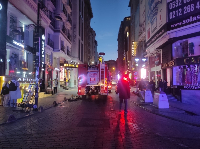 Fatih'te 8 katlı otelde yangın paniği!