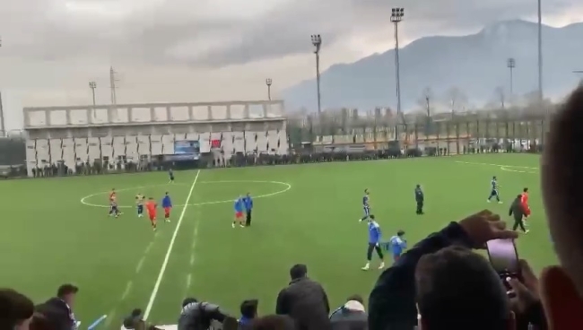 Bursa'da maç bitiminde saha boks ringine döndü!
