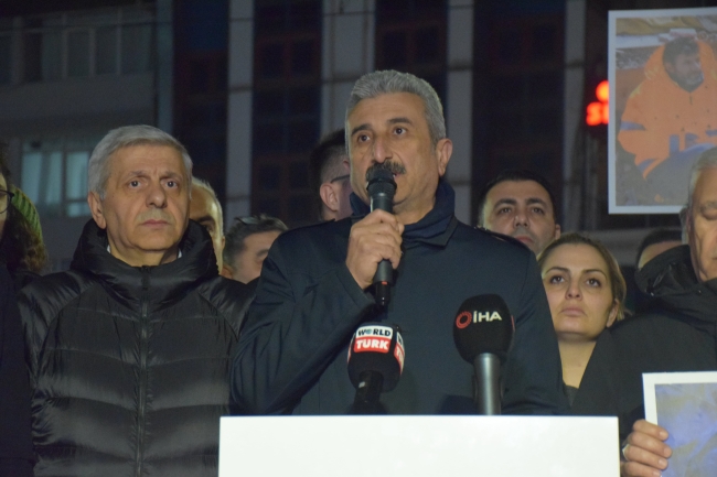 CHP Bursa 04.17'de 6 Şubat için saygı duruşunda bulundu
