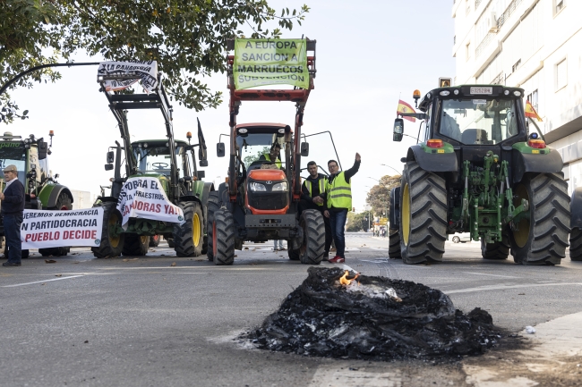 İspanyol çiftçiler birçok bölgede yolları kapattı