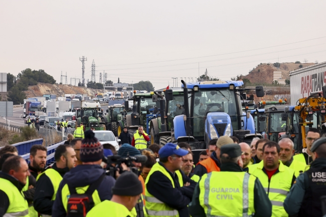 İspanyol çiftçiler birçok bölgede yolları kapattı