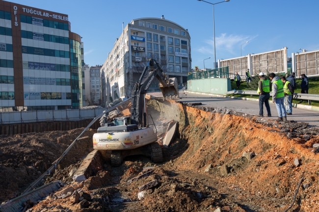 Bursa'da yol çöktü! Çalışmalar başladı