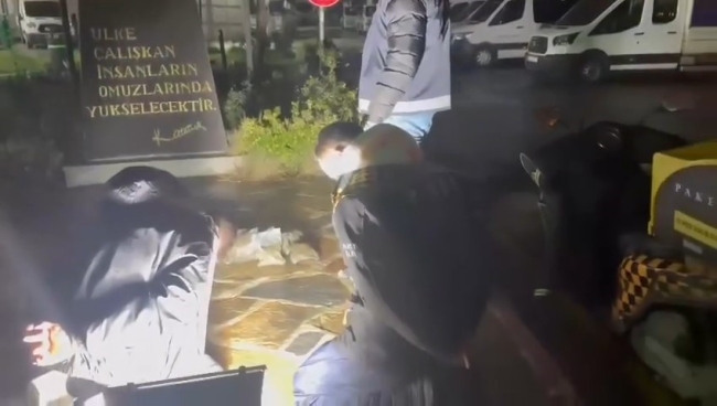 Uyuşturucu ticareti yaparken suçüstü yakalandı!