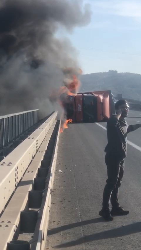 Bursa'da feci kaza! TIR alev alev yandı