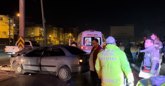 Bursa’da alkollü sürücü direğe çarptı!