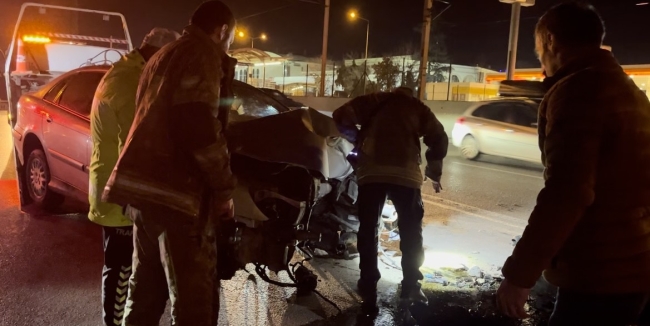 Bursa’da alkollü sürücü direğe çarptı!