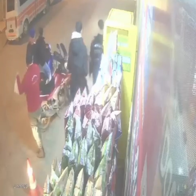 Bursa'da dalgınlıkla gaza bastı! Arkadaşı yere çekildi