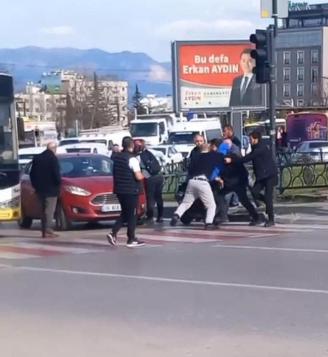 Bursa'nın göbeğinde ortalık karıştı! Tekmeler havada uçuştu