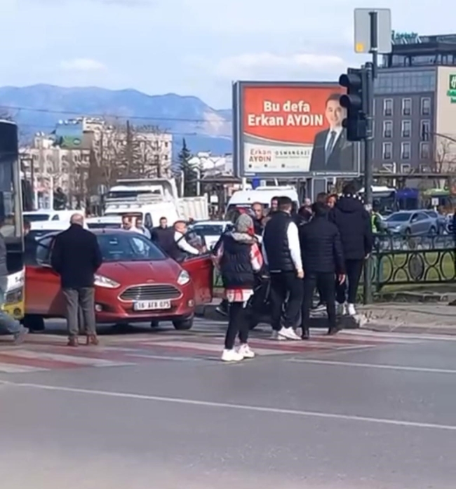 Bursa'nın göbeğinde ortalık karıştı! Tekmeler havada uçuştu