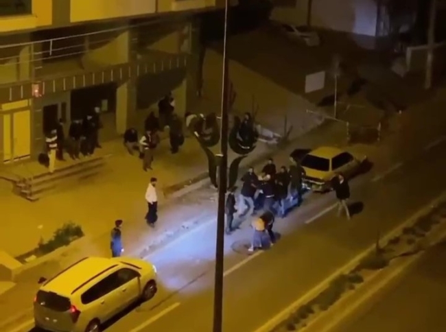 Cadde ortasında tekmeli, yumruklu kavga!