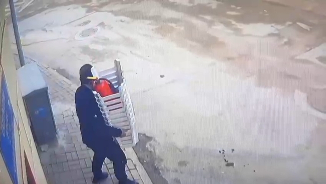 Bursa'da bir garip hırsızlık daha! Ayakkabılarını denedi, kendine olanı çaldı