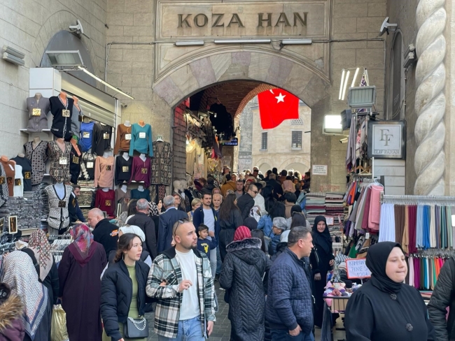 Bursa'da tarihi çarşıda hafta sonu yoğunluğu
