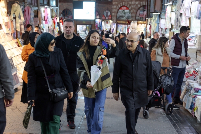Bursa Valisi Demirtaş Tarihi Çarşı'yı gezdi