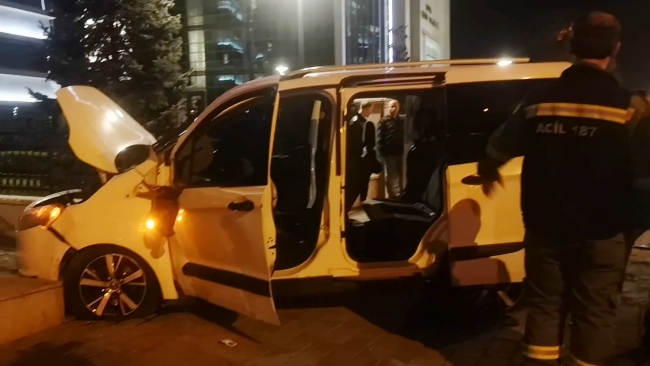 Bursa'da ehliyetsiz sürücü kaza yaptı! Şans eseri yaralanan olmadı
