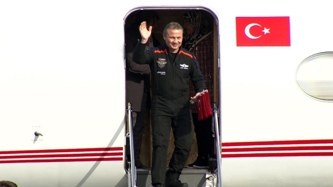 İlk Türk astronot Alper Gezeravcı ülkeye döndü