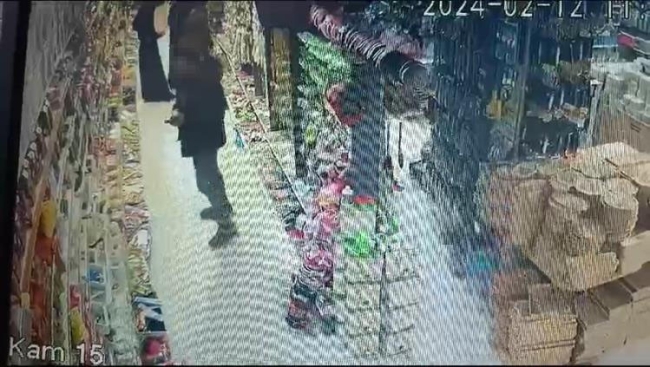 Bursa'da mağazadan çaldığı ürünleri montunun içine sakladı!