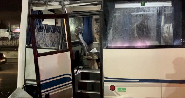 Bursa'da tur otobüsü aydınlatma direğine çarptı: Çok sayıda yaralı!