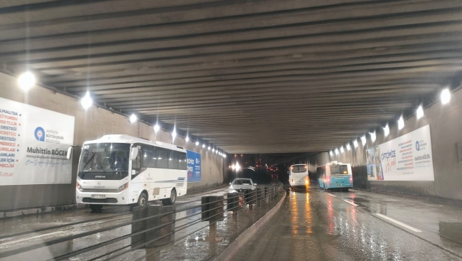 Antalya sular altında kaldı! Hangi ilçelerde okullar tatil edildi?