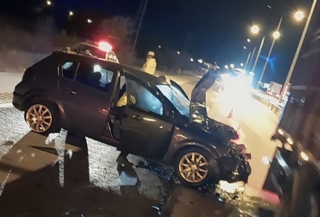 Feci kaza! Otomobil Tır’a çarptı