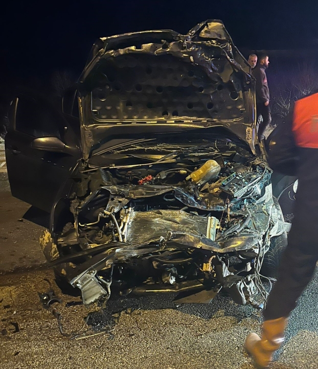 Feci kaza! Otomobil Tır’a çarptı