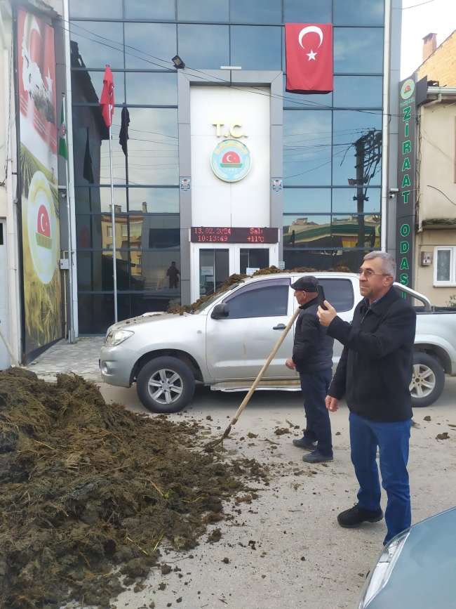 Yenişehir'de çiftçiden gübreli eylem