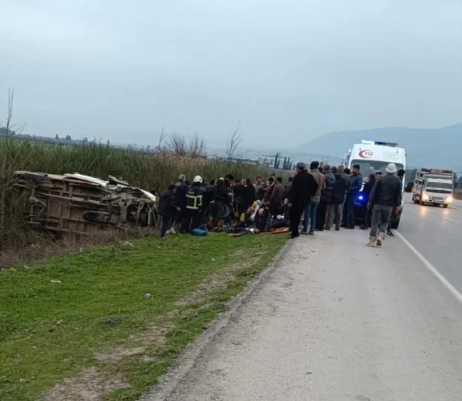 İşçileri taşıyan minibüs devrildi! 13 kişi yaralandı