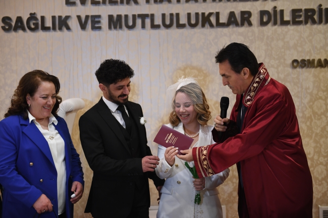 Sevgililer Günü'nde Başkan Dündar nikah kıydı