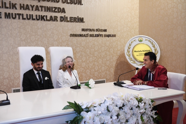 Sevgililer Günü'nde Başkan Dündar nikah kıydı