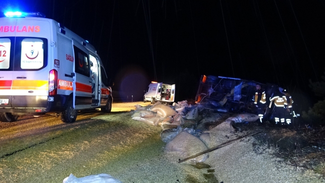 Feci kaza! Direksiyon hakimiyetini kaybetti devrildi
