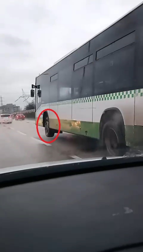 Bursa'da tehlikeli anlar! Halk otobüs şoförü tek teker sürdü