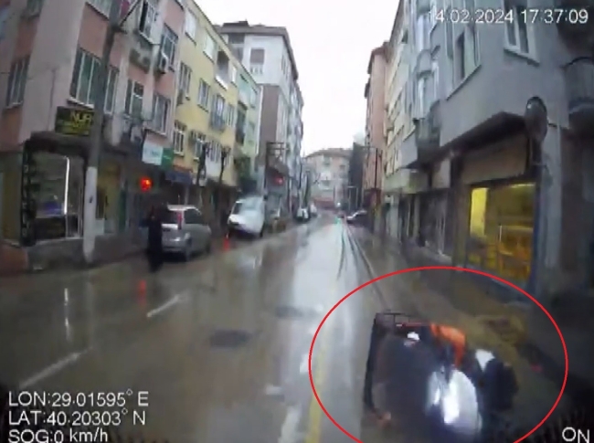 Bursa'da başıboş motosiklet caddeye fırladı!