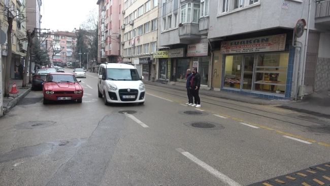 Bursa'da başıboş motosiklet caddeye fırladı!