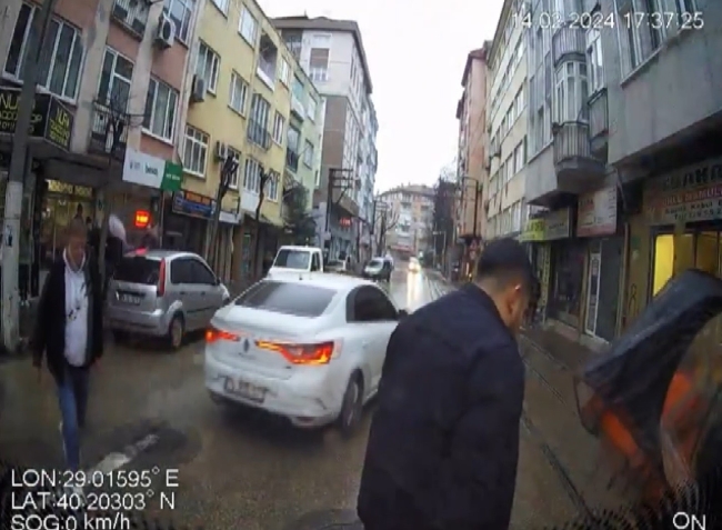 Bursa'da başıboş motosiklet caddeye fırladı!
