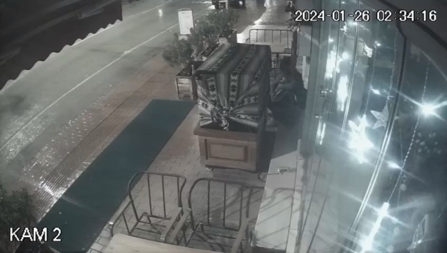 Bursa'da hırsızlar tatlıcı dükkanına dadandı!