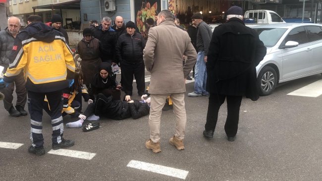 Bursa'da karşıya geçmeye çalışan kadına otomobil çarptı