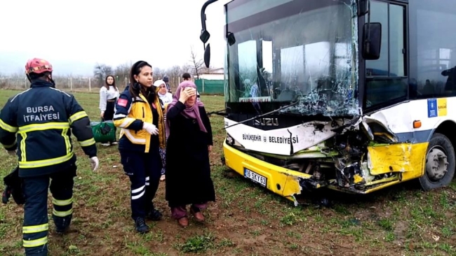 Bursa'da halk otobüsüyle otomobil kafa kafaya çarpıştı!