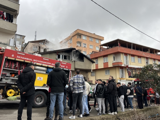 İstanbul'da 2 katlı bina alevlere teslim oldu