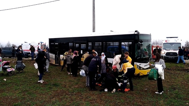 Halk otobüsü ile otomobil kafa kafaya çarpıştı!