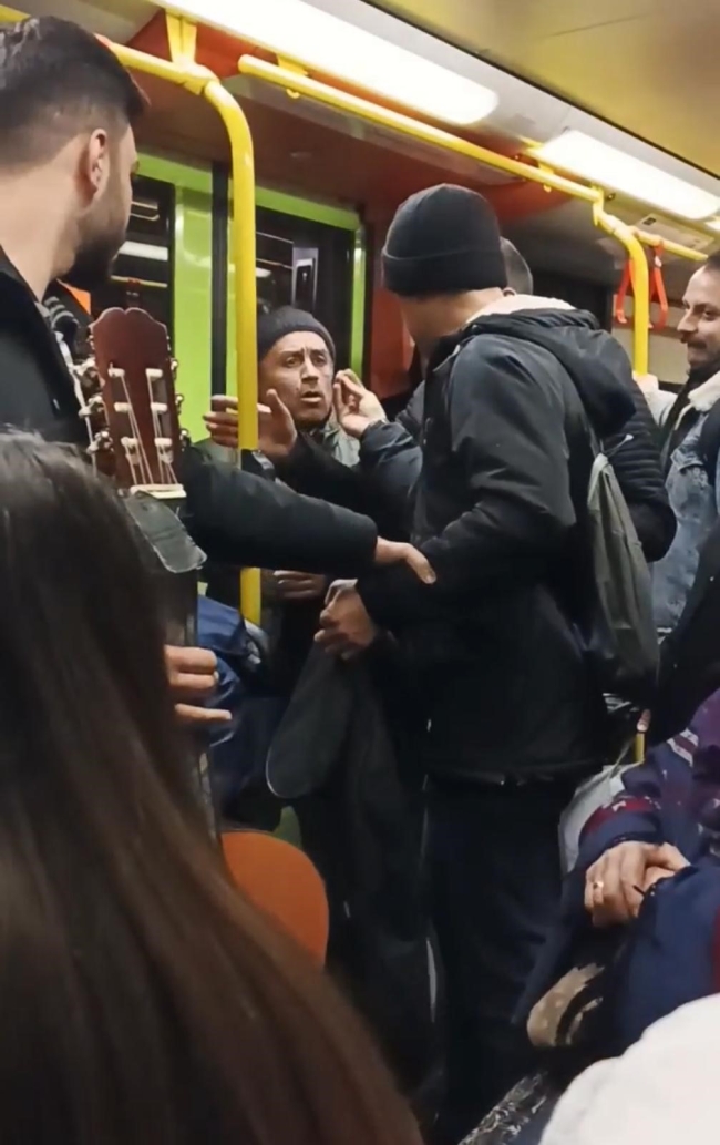 Bursa'da metroda sokak müzisyeni gerginliği
