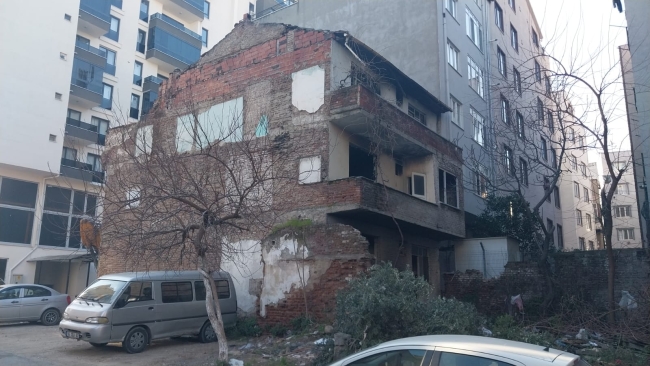 Osmangazi'de 3 katlı metruk bina yıkıldı