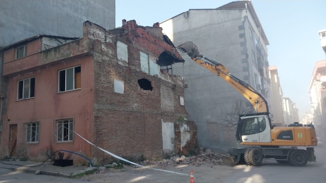 Osmangazi'de 3 katlı metruk bina yıkıldı