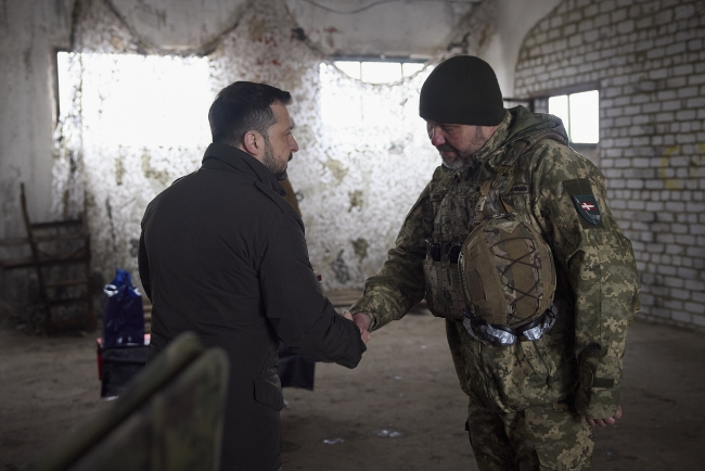 Zelenskiy, cephe hattındaki birlikleri ziyaret etti