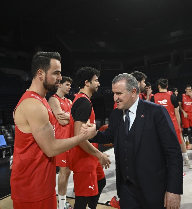 Bakan Bak'tan, A Milli Erkek Basketbol Takımı'na ziyaret