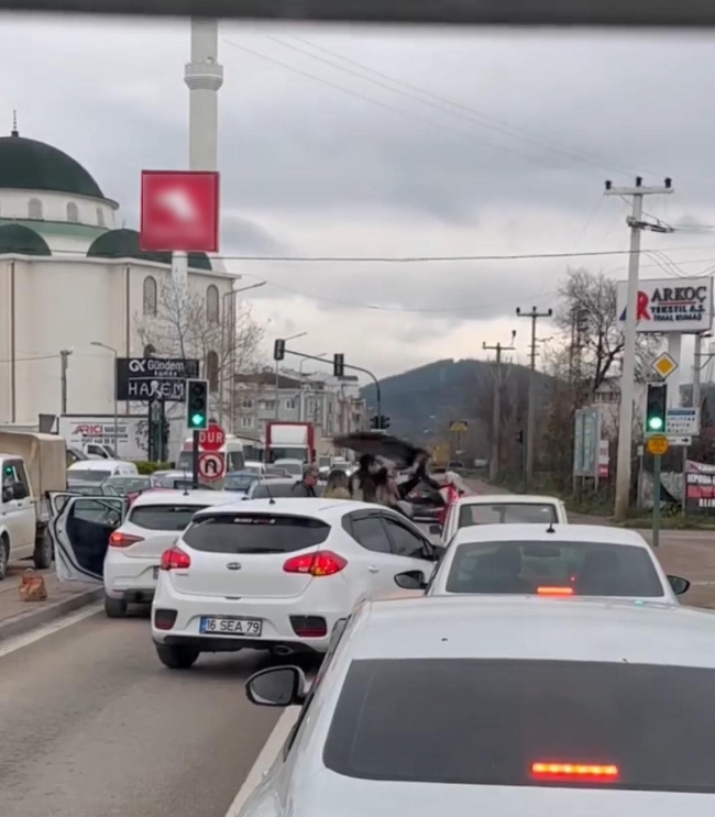 Bursa'da yol verme kavgası! Birbirlerine girdiler